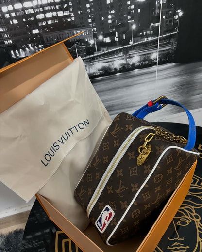 Borsello Louis Vuitton X NBA Cloakroom Dopp kit monogram