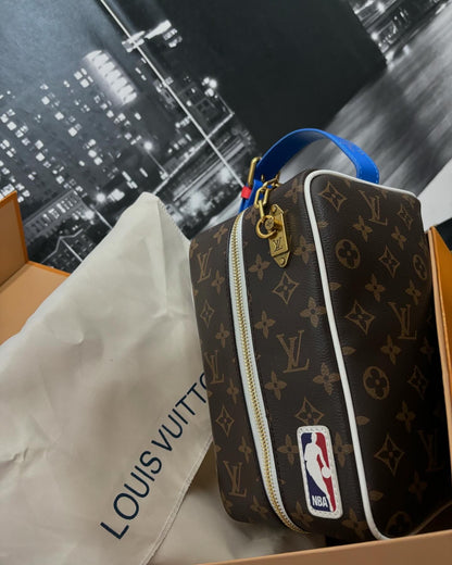 Borsello Louis Vuitton X NBA Cloakroom Dopp kit monogram